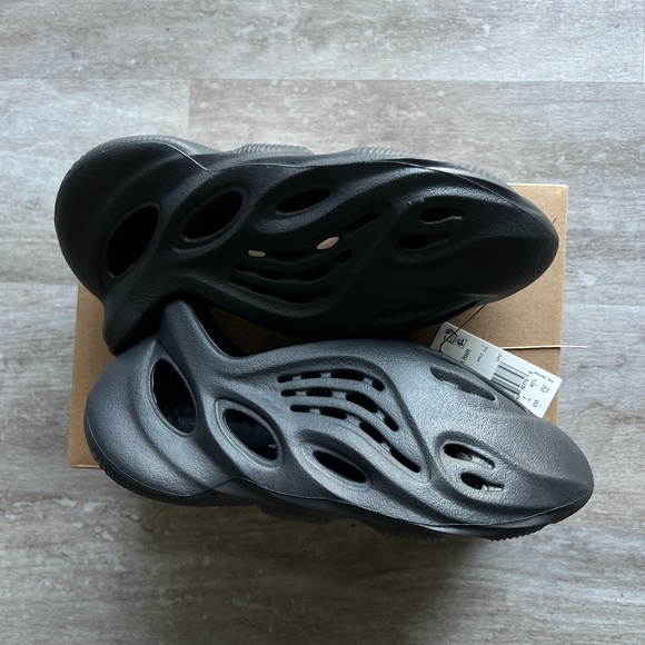 Yeezy Runners ‘Onyx’ main image 5